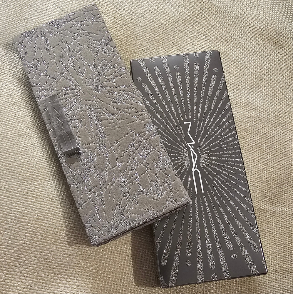 MAC Cosmetics Flashing Ice Extra Dimension Highlighter Trio Medium Deep Palette - Picture 3 of 9